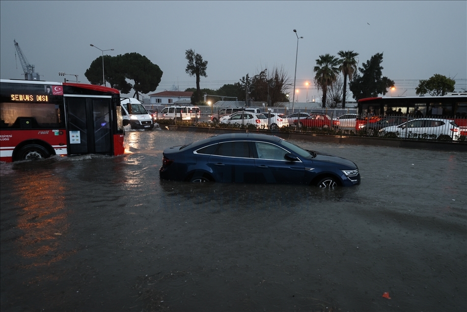 İzmir'de sağanak, sel ve su baskınlarına neden oldu