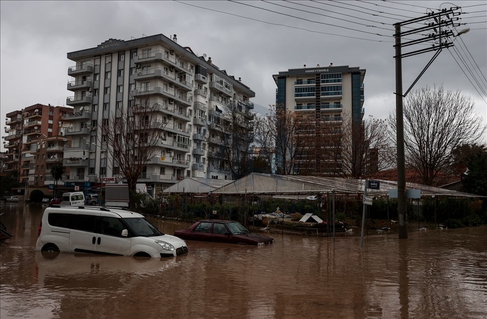 İzmir'de sağanak, sel ve su baskınlarına neden oldu