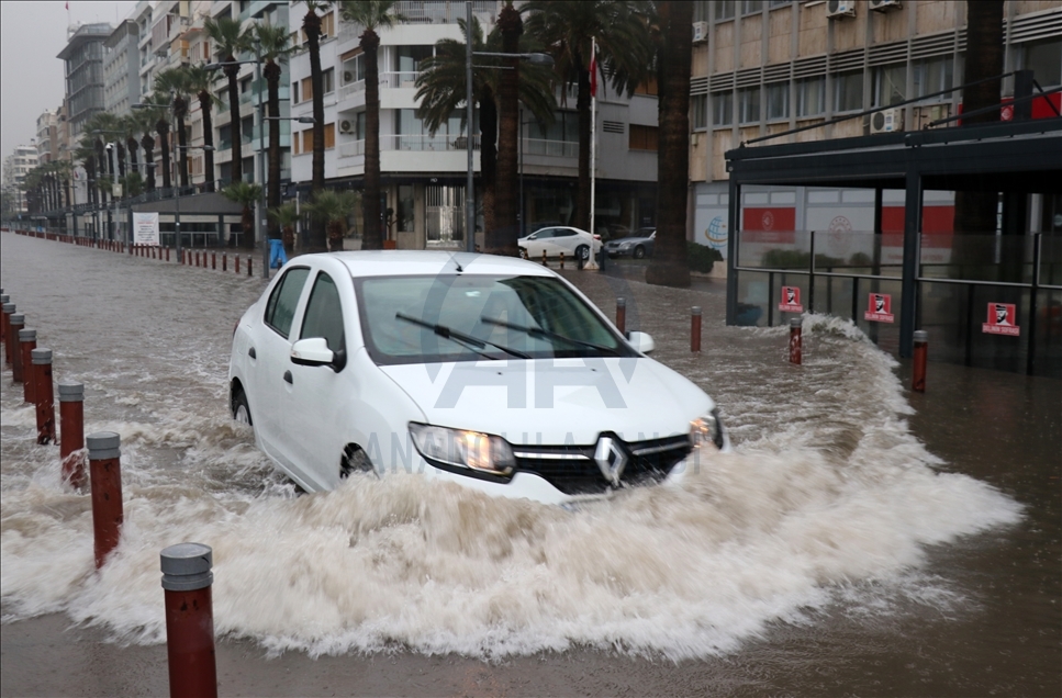 İzmir'de sağanak, sel ve su baskınlarına neden oldu