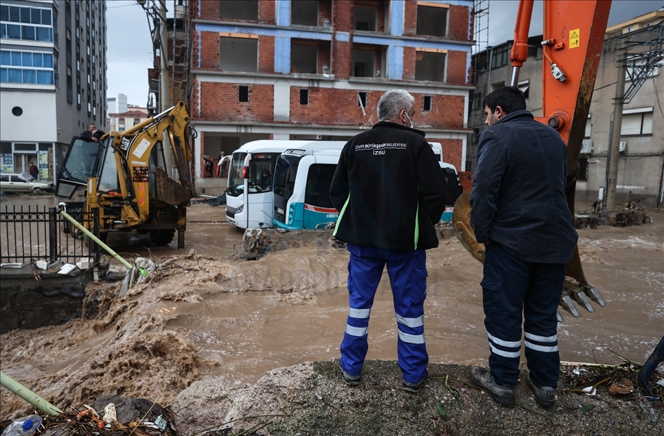 İzmir'de sağanak, sel ve su baskınlarına neden oldu
