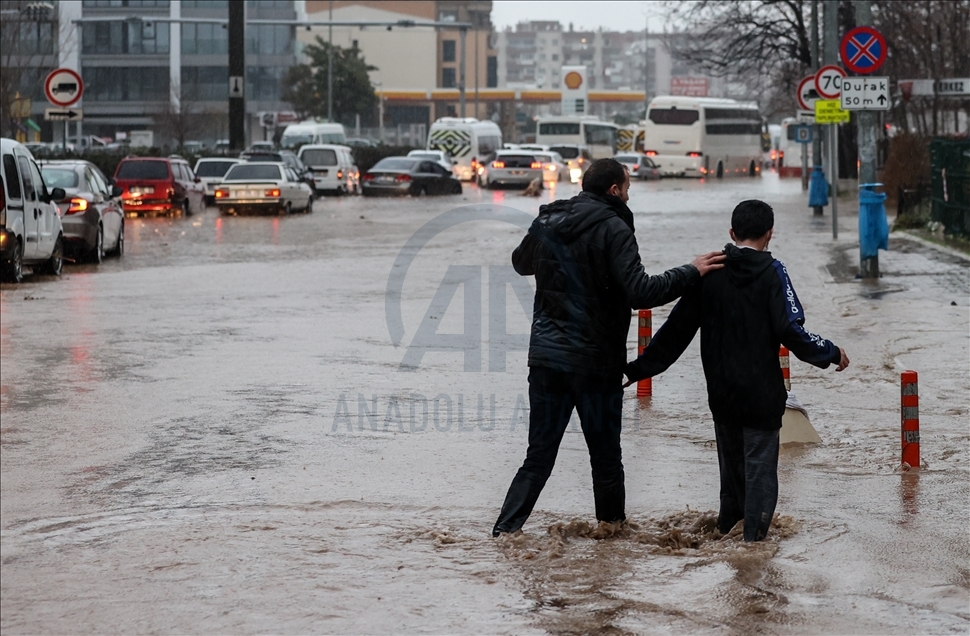 İzmir'de sağanak, sel ve su baskınlarına neden oldu