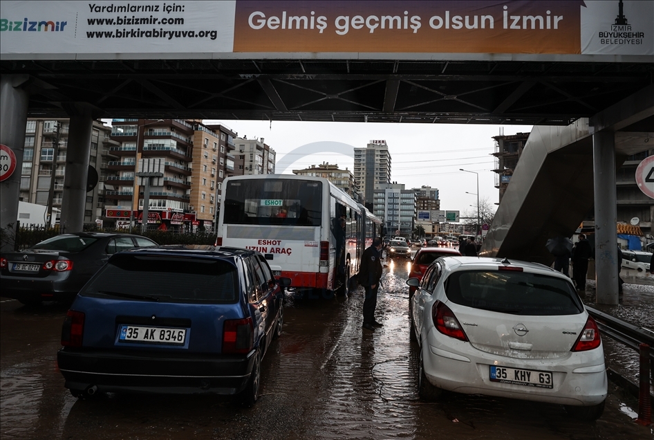 İzmir'de sağanak, sel ve su baskınlarına neden oldu