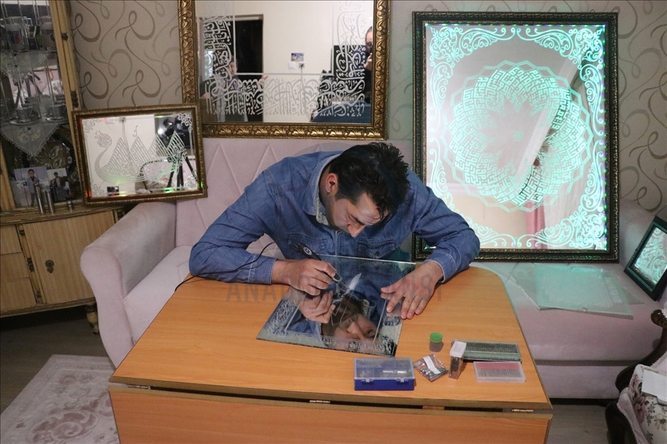 Un Turc transforme le verre à recycler en tableaux coufiques