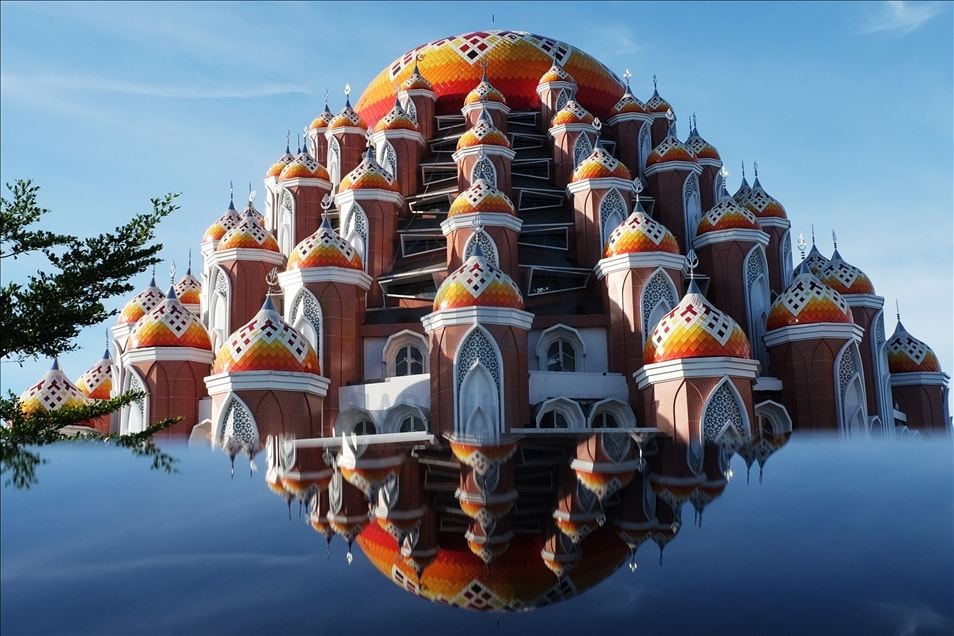 Индонезија: Џамијата со 99 куполи го привлекува вниманието на посетителите