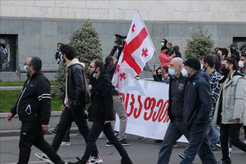 Акции с требованием отмены комендантского часа в Грузии прошли на фоне задержаний
