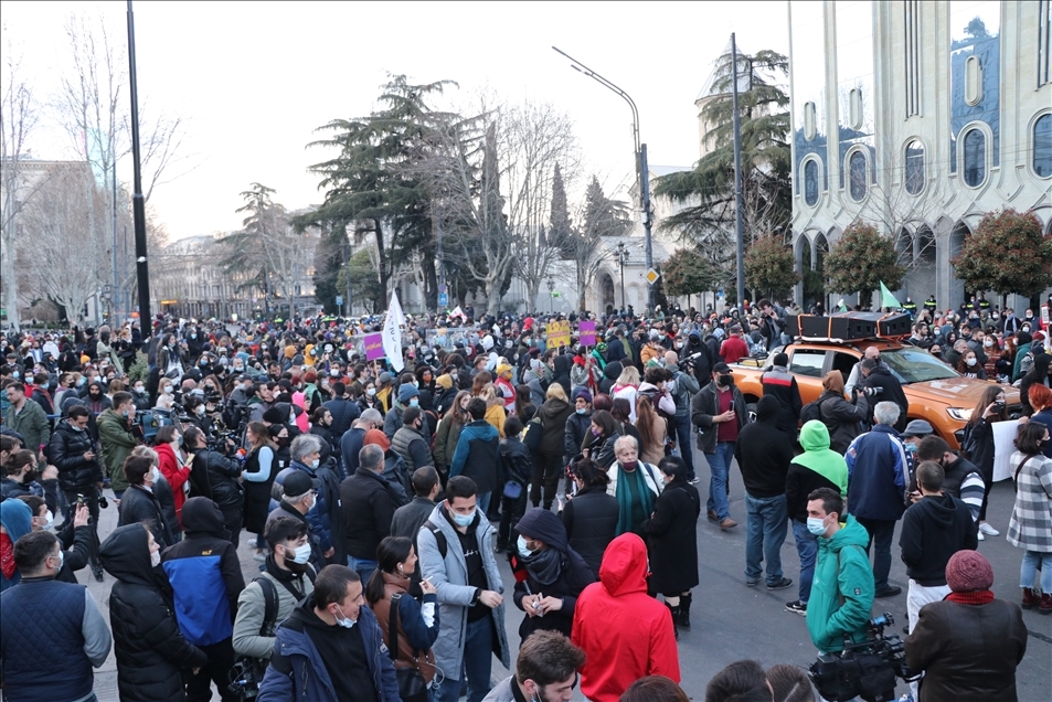 Акции с требованием отмены комендантского часа в Грузии прошли на фоне задержаний