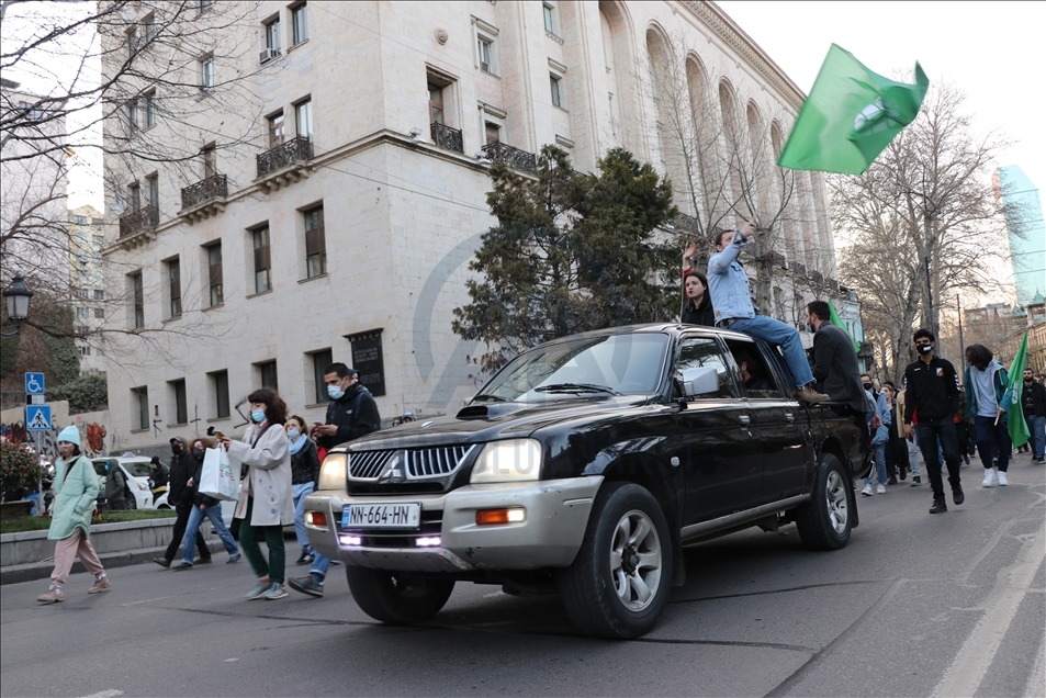 Акции с требованием отмены комендантского часа в Грузии прошли на фоне задержаний