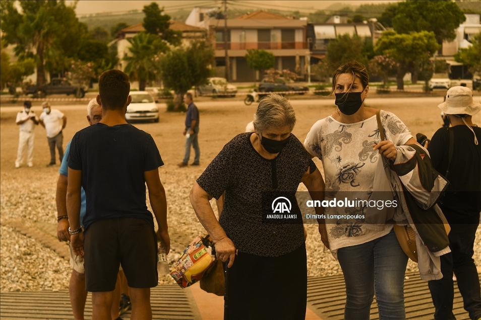 Yunanistan’da orman yangınlarıyla mücadele sürüyor