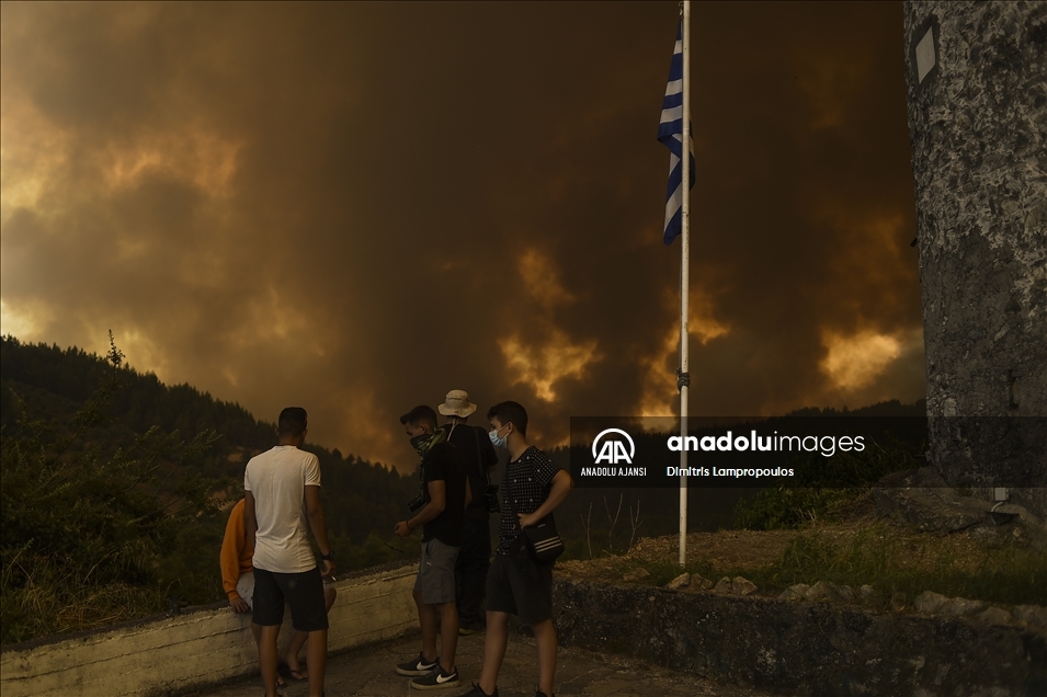 Yunanistan’da orman yangınlarıyla mücadele sürüyor