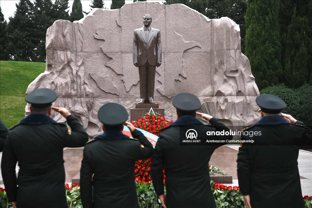 Память Гейдара Алиева почтена у его могилы в Баку
