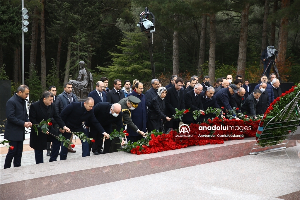Память Гейдара Алиева почтена у его могилы в Баку
