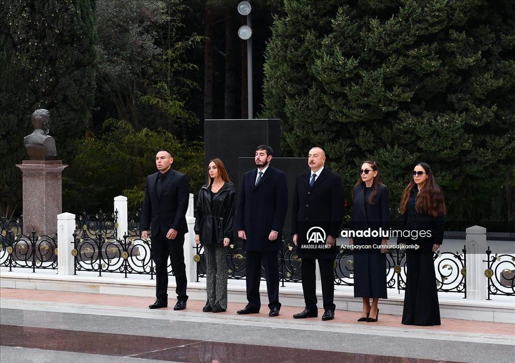 Память Гейдара Алиева почтена у его могилы в Баку