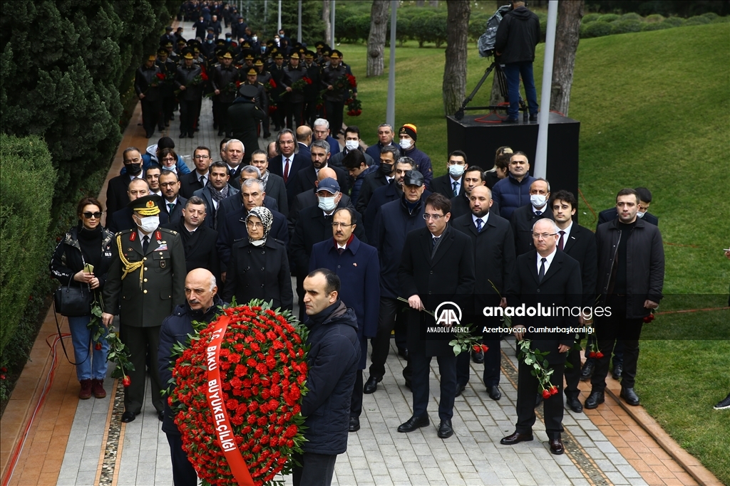 Память Гейдара Алиева почтена у его могилы в Баку