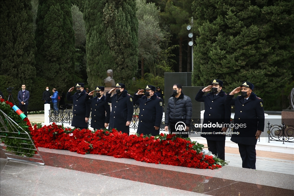 Память Гейдара Алиева почтена у его могилы в Баку