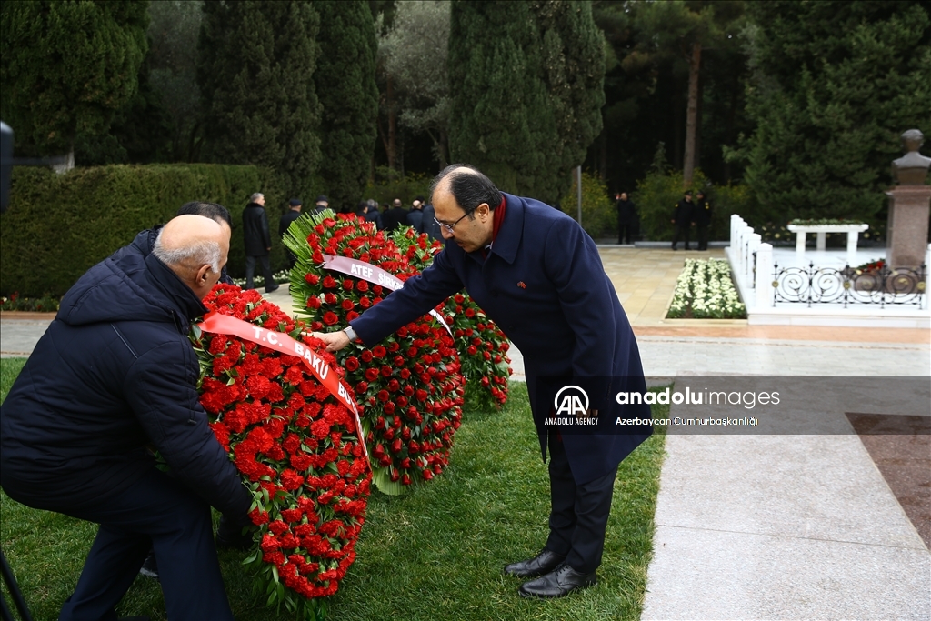 Память Гейдара Алиева почтена у его могилы в Баку
