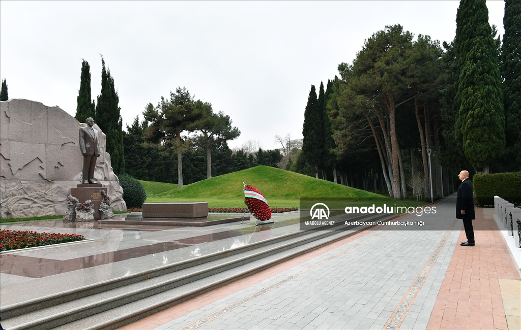 Память Гейдара Алиева почтена у его могилы в Баку