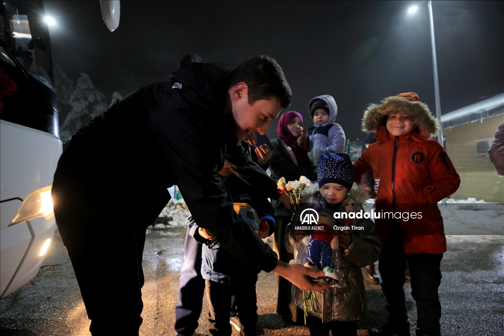 Эвакуированные из Украины крымские татары прибыли в Турцию