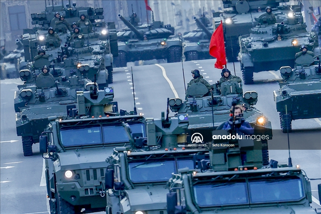 Latihan parade militer Hari Kemenangan di Moskow
