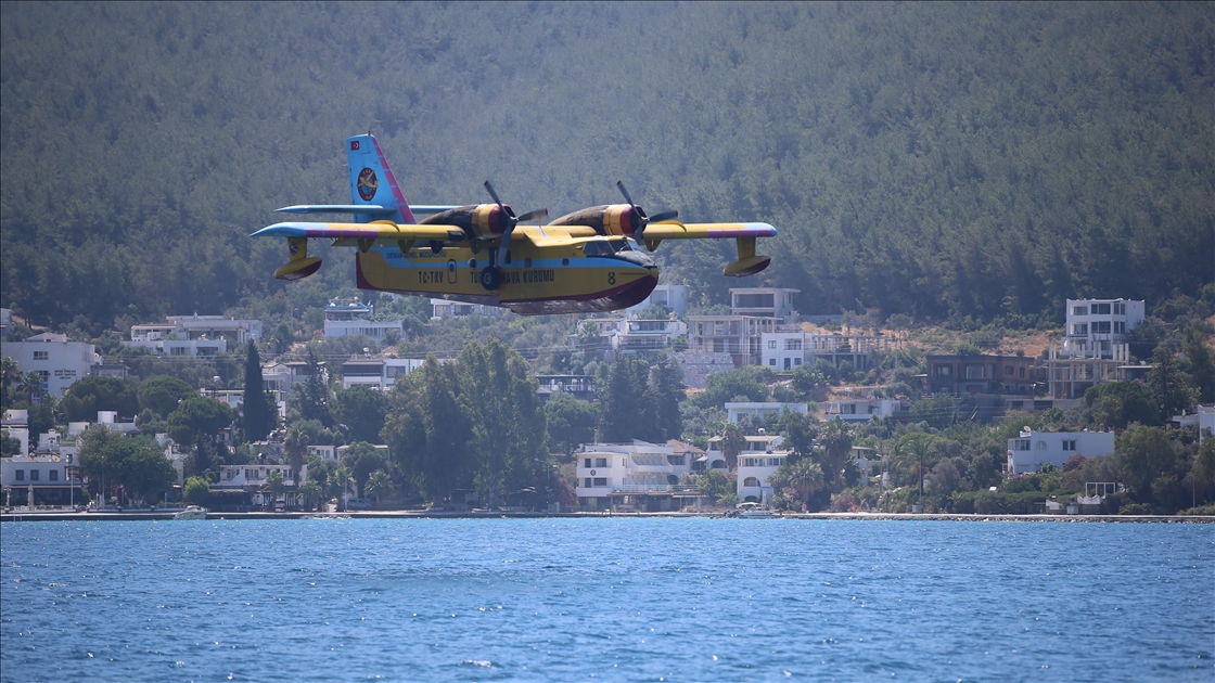 Bodrum'da yangın söndürme uçakları test uçuşu yaptı