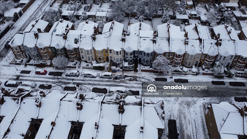 Londra'da şiddetli kar yağışı