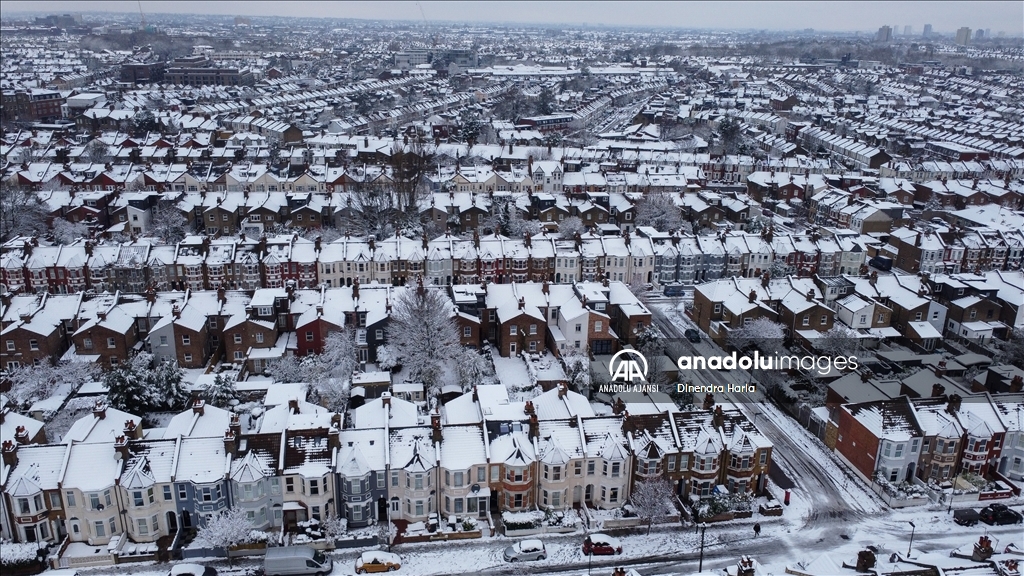 Londra'da şiddetli kar yağışı