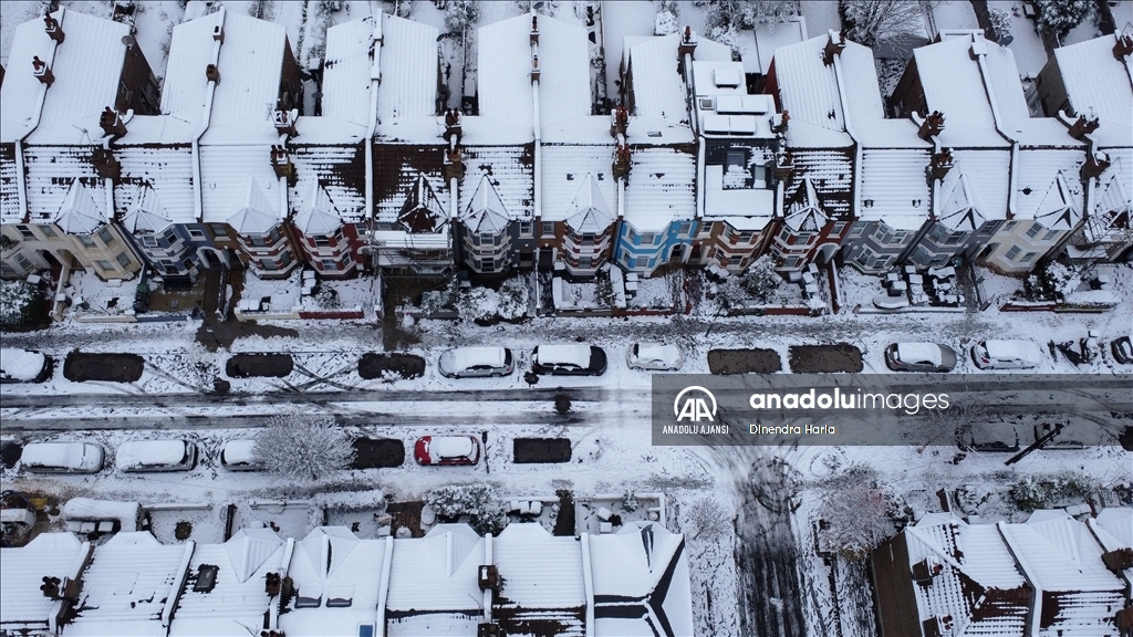 Londra'da şiddetli kar yağışı