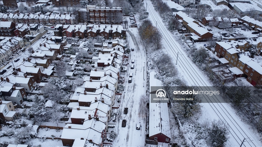 Londra'da şiddetli kar yağışı