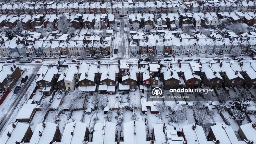 Londra'da şiddetli kar yağışı