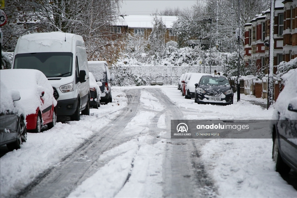 Londra'da şiddetli kar yağışı