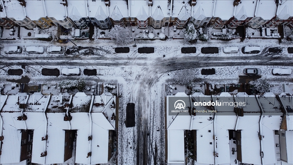 Londra'da şiddetli kar yağışı