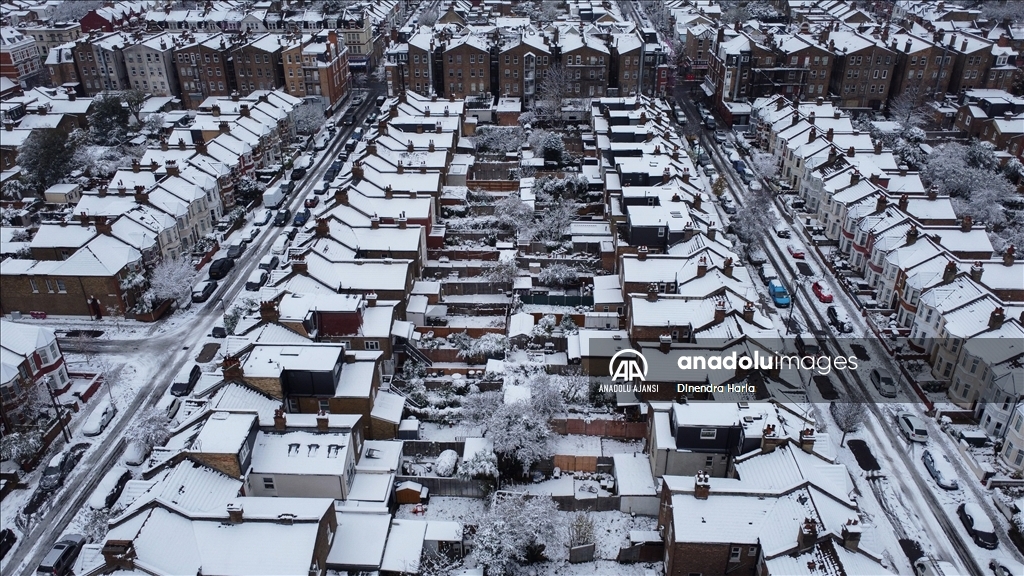 Londra'da şiddetli kar yağışı