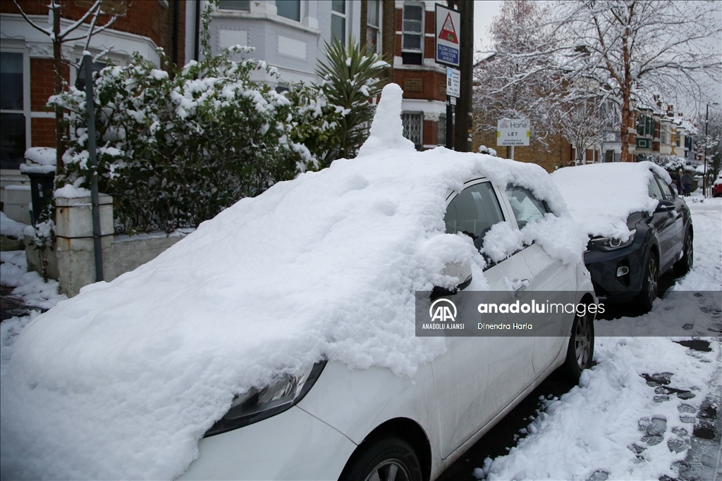 Londra'da şiddetli kar yağışı