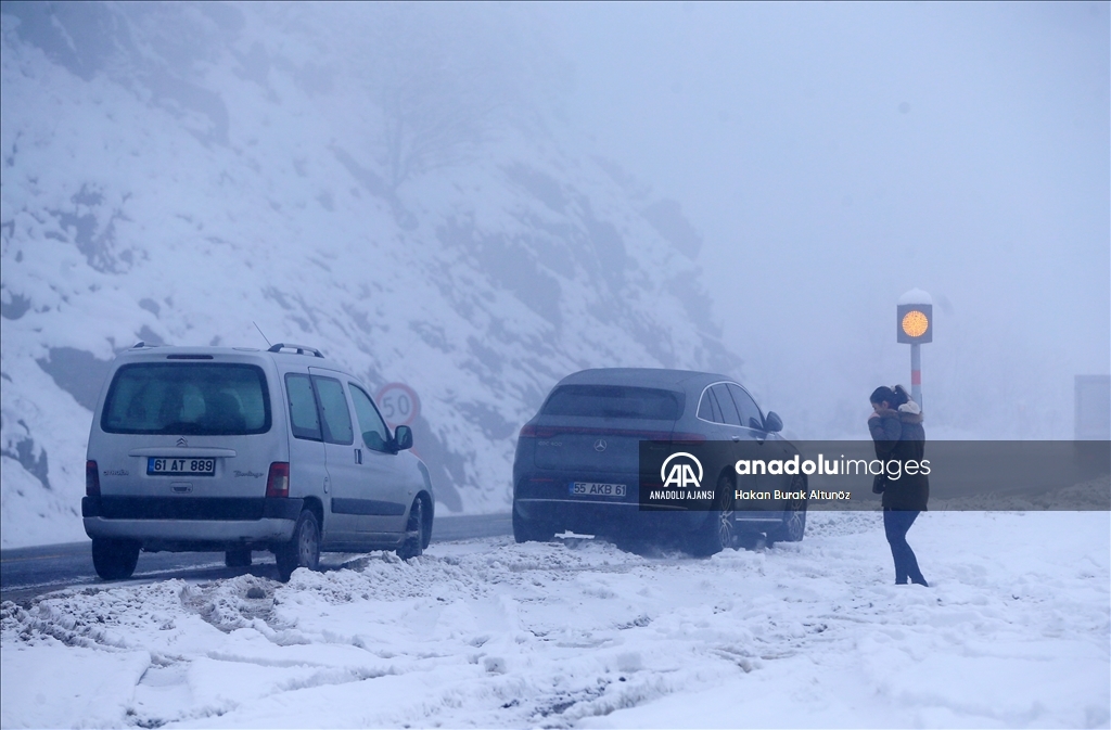 Zigana Dağı'nda kar ve sis etkili oluyor