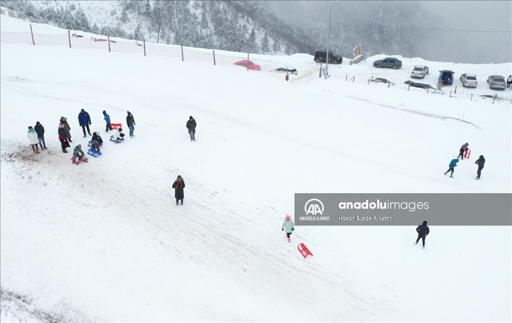 Zigana Dağı'nda kar ve sis etkili oluyor