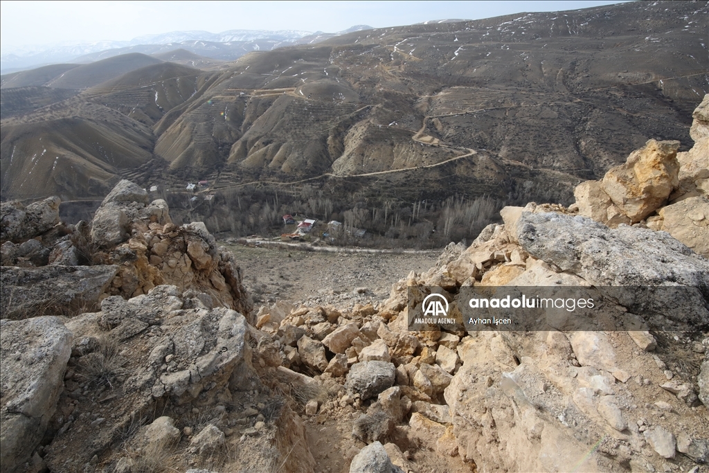 الزلزال يحدث شقوقا في أراضي ملاطية التركية