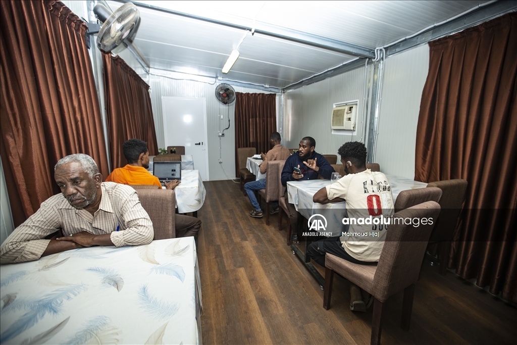 "استنارة كافيه".. مقهى سوداني يقدم خدماته بلغة الإشارة