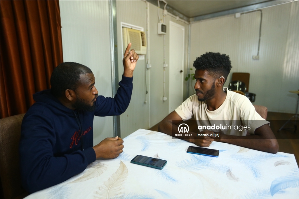 "استنارة كافيه".. مقهى سوداني يقدم خدماته بلغة الإشارة