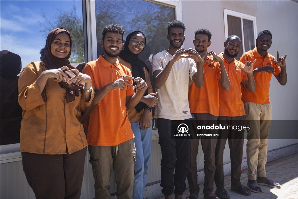 "استنارة كافيه".. مقهى سوداني يقدم خدماته بلغة الإشارة