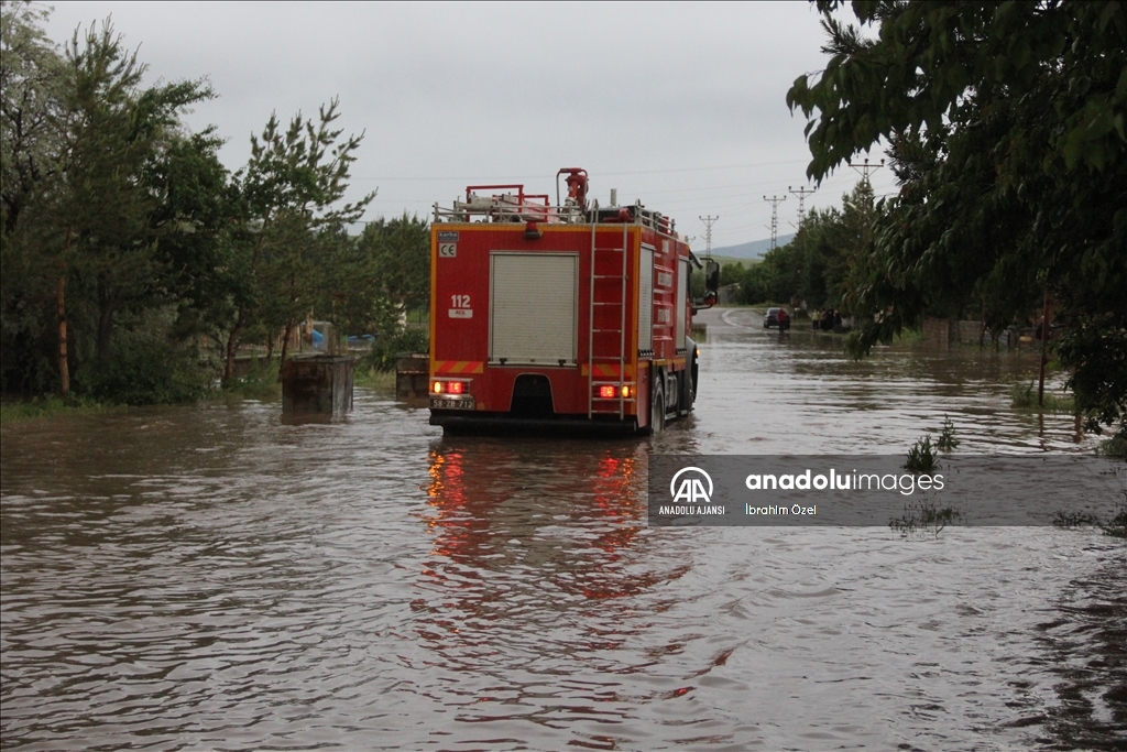 Sivas'ta sağanak su baskınlarına neden oldu