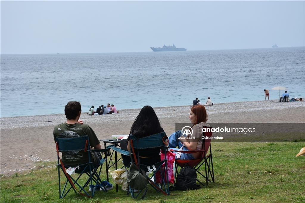 Antalya sahillerinde güneşli hava yoğunluğu