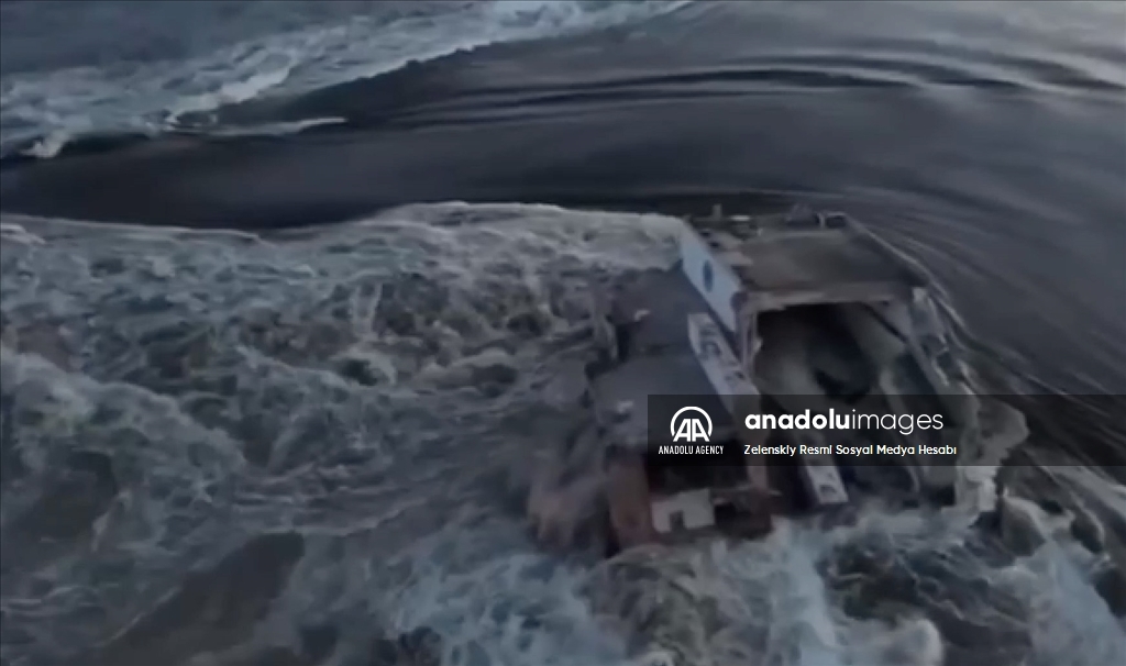 Плотина Каховской ГЭС Украины частично разрушена