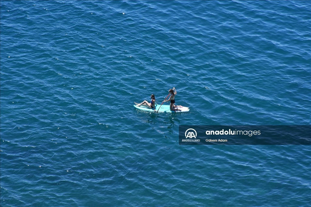 Antalya sahillerinde güneşli hava yoğunluğu