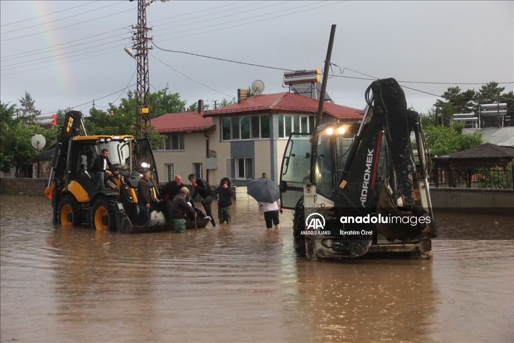 Sivas'ta sağanak su baskınlarına neden oldu