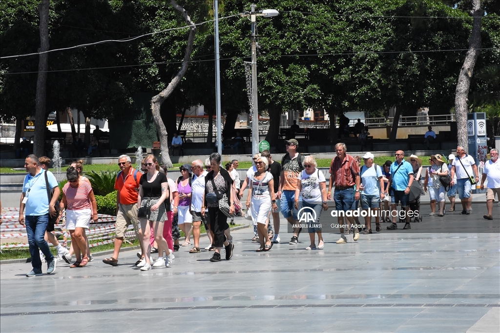 Antalya sahillerinde güneşli hava yoğunluğu