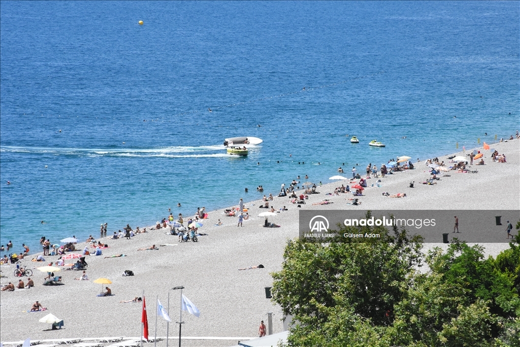 Antalya sahillerinde güneşli hava yoğunluğu