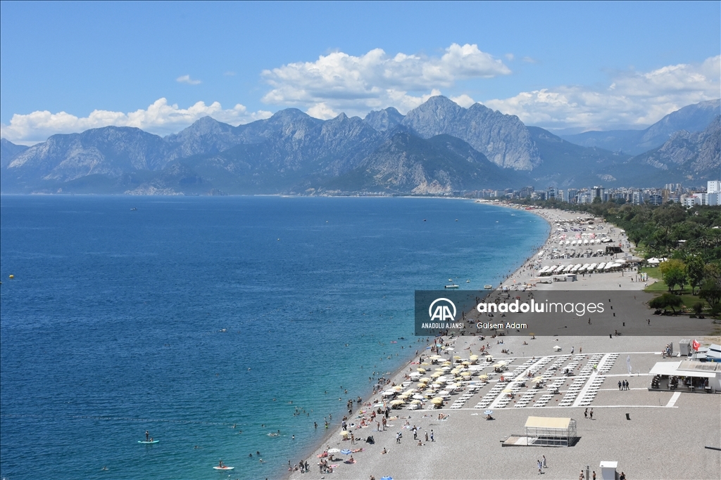 Antalya sahillerinde güneşli hava yoğunluğu