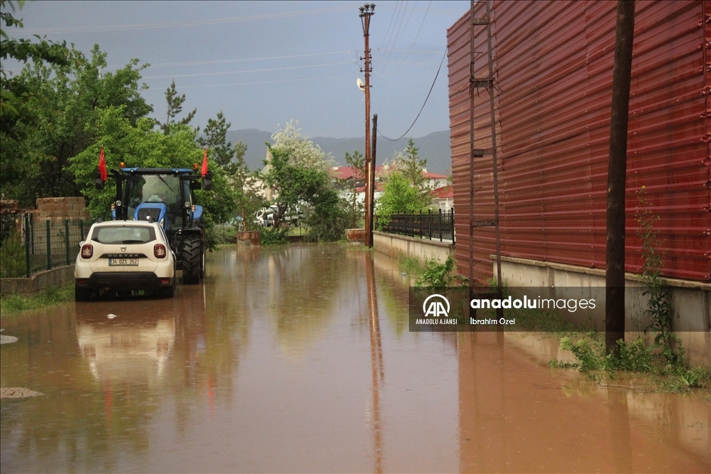 Sivas'ta sağanak su baskınlarına neden oldu