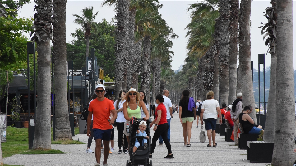 Antalya sahillerinde güneşli hava yoğunluğu
