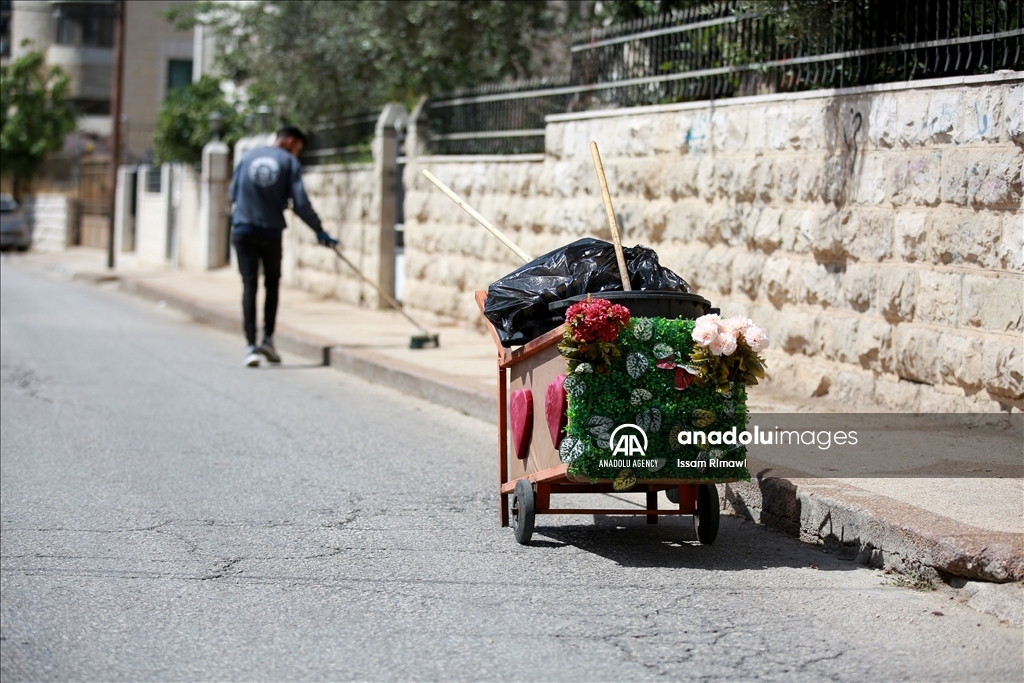 الفلسطيني حمايل.. مهندس النظافة وصانع السعادة