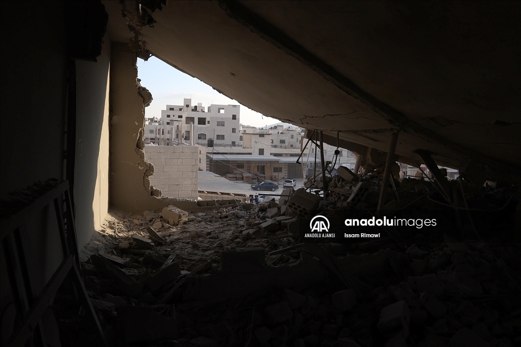 İsrail askerleri, el-Huruşa’nın evini patlattı